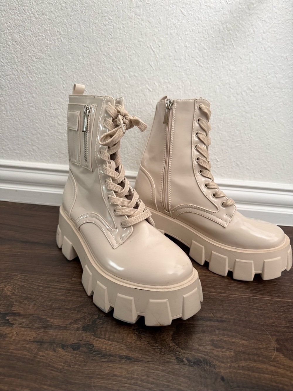 ShoeDazzle Reverie Birch Combat Boots Womens Size 8 Lug Platform Lace Up‎